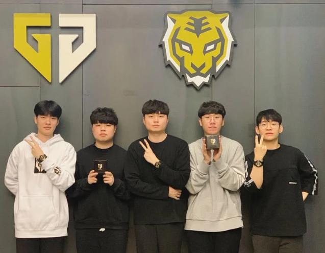 样暗流涌动 样暗流涌动