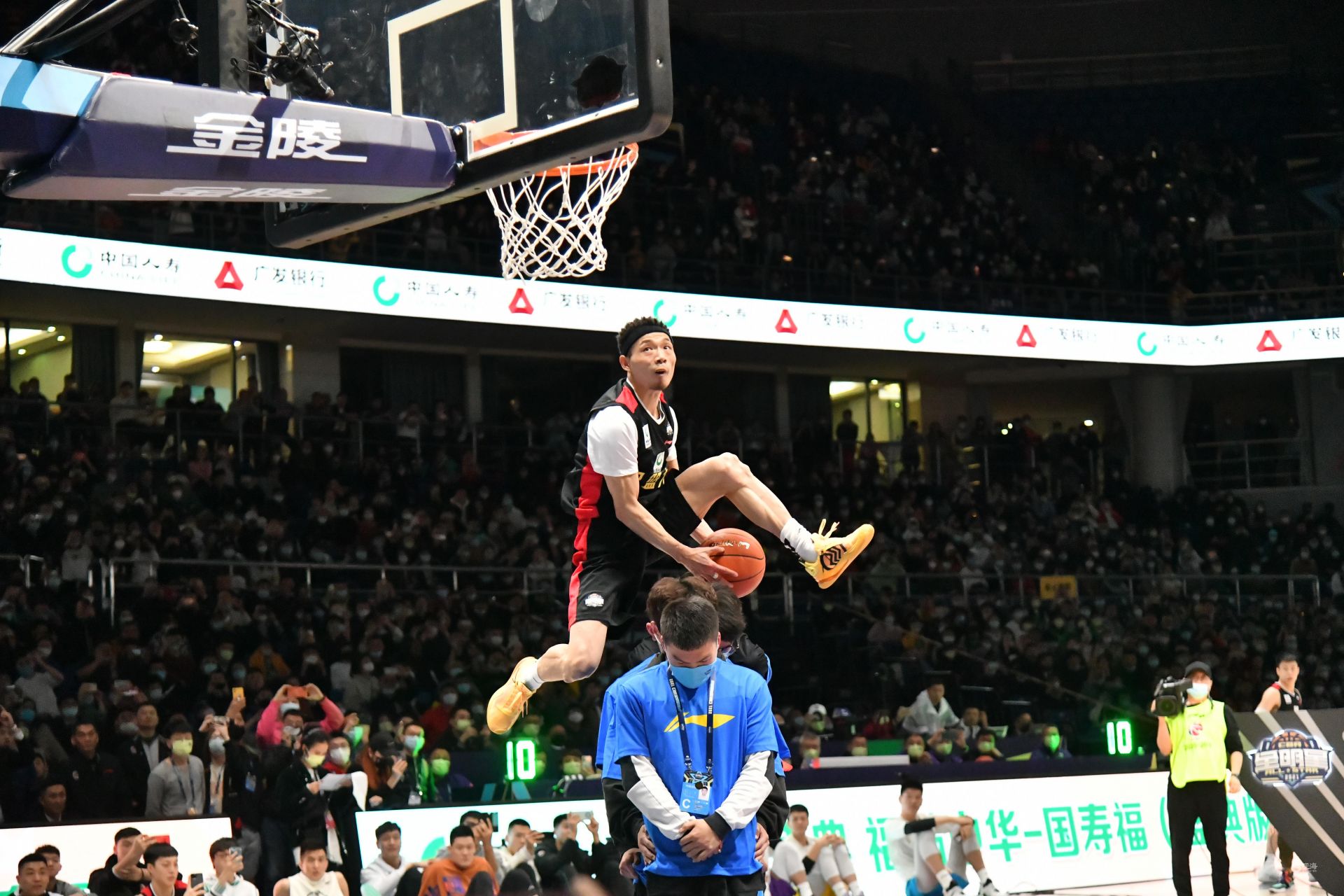 背后都有着 背后都有着